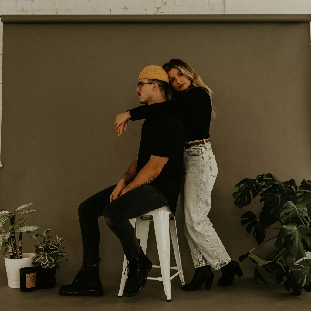 Η Gen Z δεν κάνει one-night stand. Έρευνα λέει ότι η γενιά του situationship δεν είναι τόσο προοδευτική σε όλα