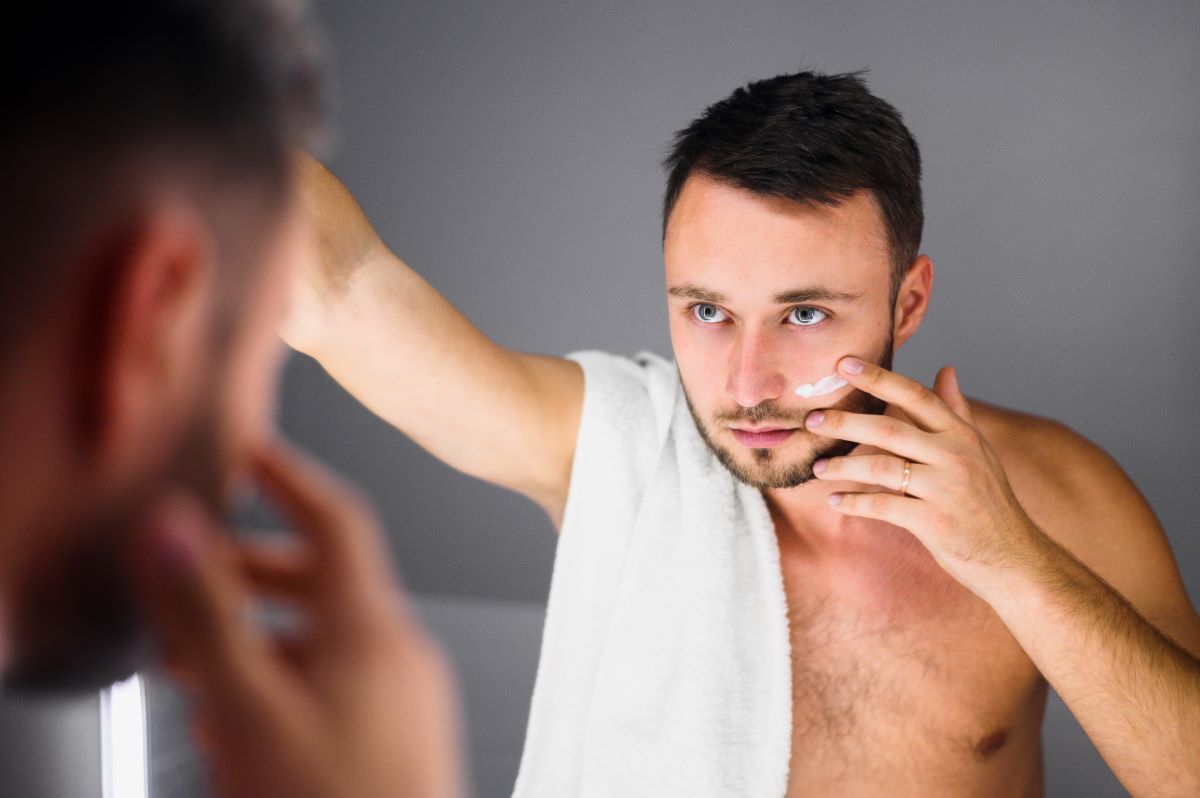 Tips για άντρες: Έτσι θα καλύψετε τα σπυράκια στο πρόσωπο