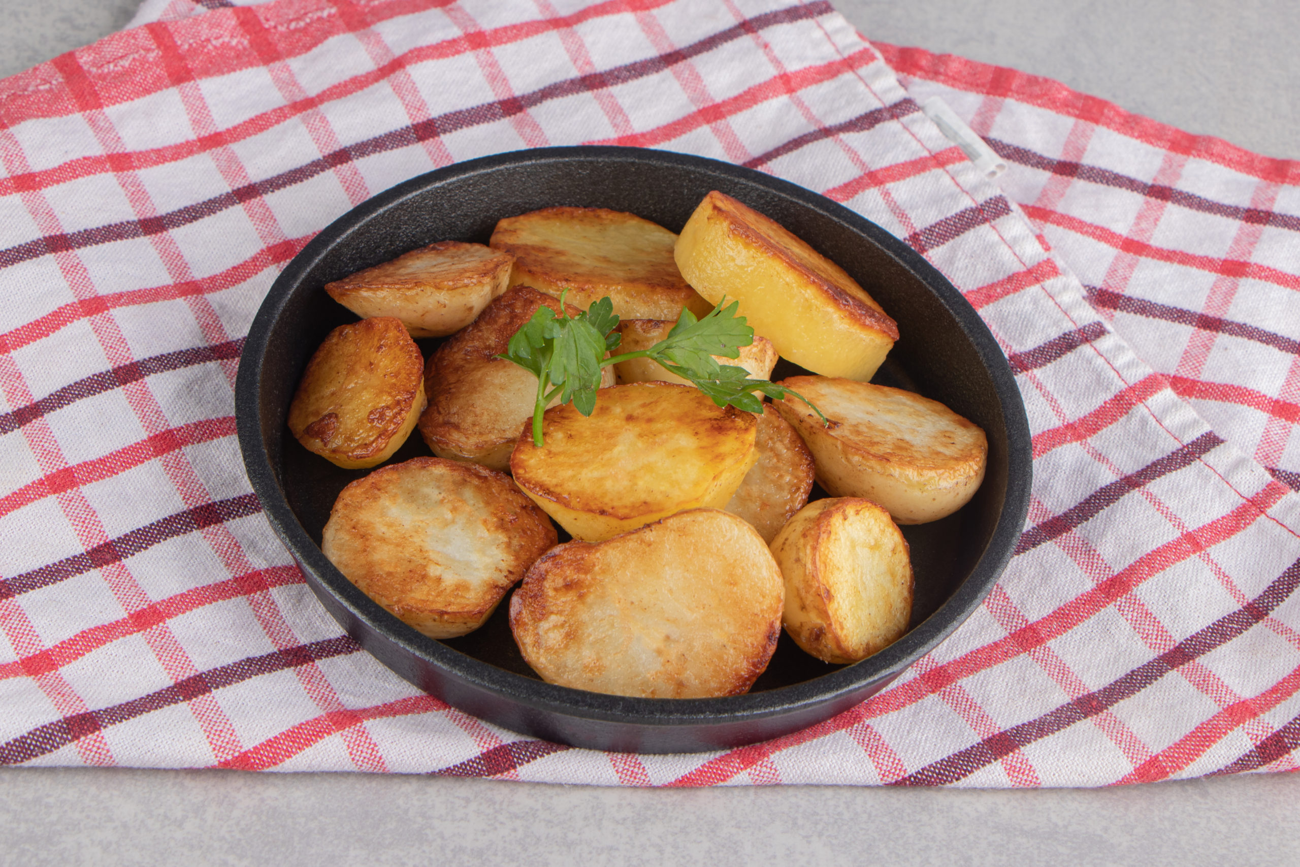 Συνταγή για ψητές πατάτες στο air fryer – Το μυστικό από σεφ για τέλειο αποτέλεσμα κάθε φορά