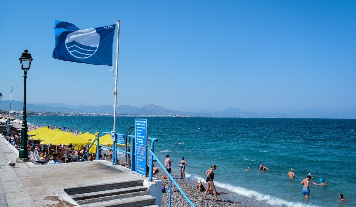 Γαλάζιες σημαίες 2025: Οι βραβευμένες ακτές στην Ελλάδα – Ο νομός που έσπασε τα κοντέρ