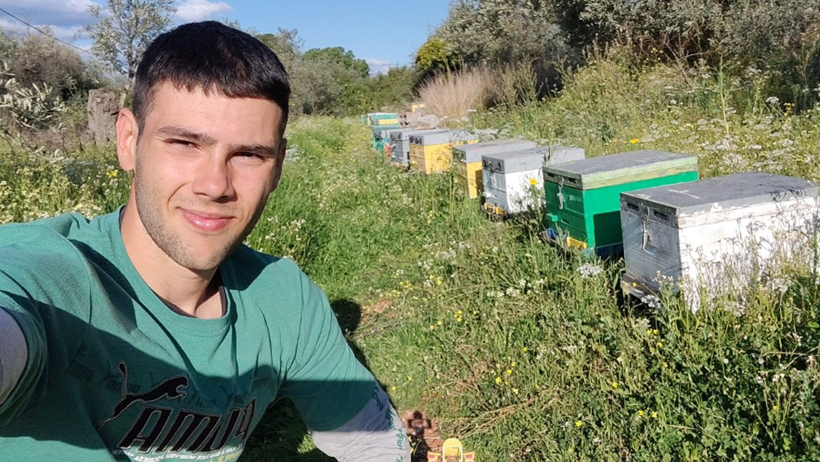 Ορεινή Μέλισσα: Ποιος είναι ο μελισσοκόμος Χάρης Σταμάτης με τα viral βίντεο στα social media;