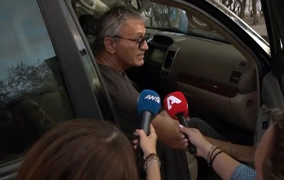 Γιώργος Νταλάρας σε δημοσιογράφους: «Κάτι δεν πάει καλά με τη σκέψη σας» – Δείτε το βίντεο