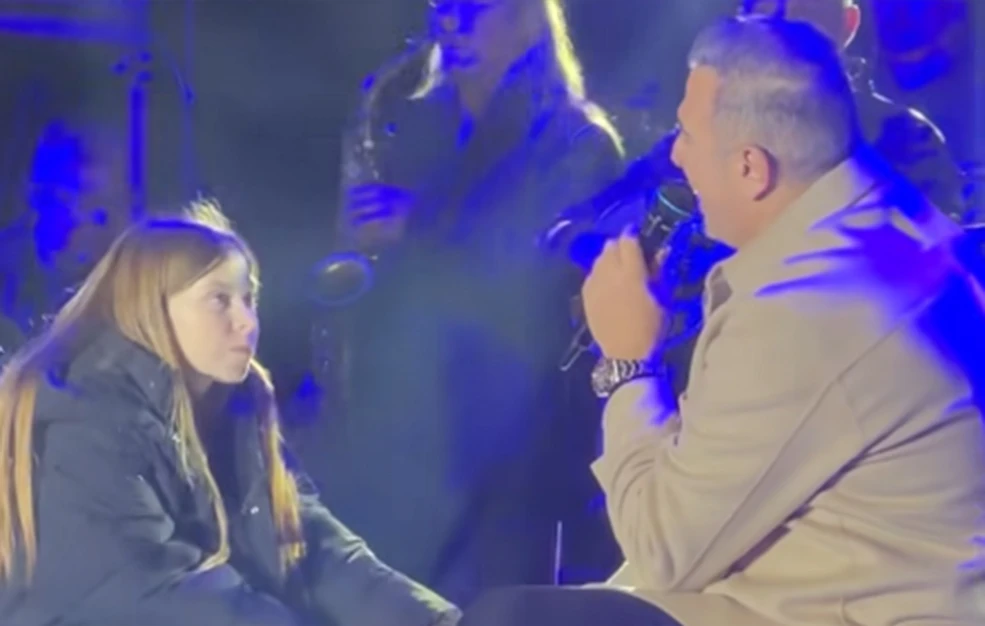 Τρυφερή στιγμή στη Θεσσαλονίκη: Η μικρή Ελένη στη σκηνή με τον Αντώνη Ρέμο και η ερώτηση που ξάφνιασε το κοινό