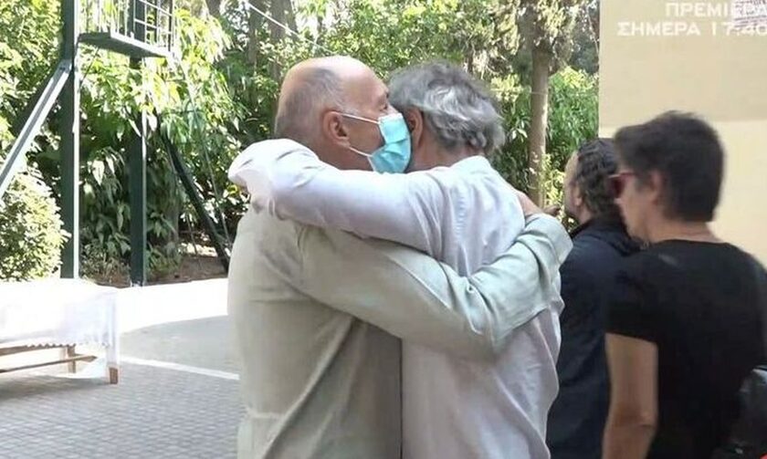 Συντετριμμένος ο Οδυσσέας Σταμούλης στο μνημόσυνο του 11χρονου γιου του που πνίγηκε στους Φούρνους Ικαρίας