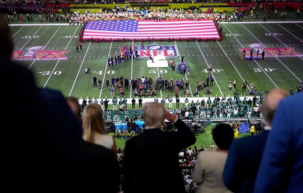 Στον τελικό του Super Bowl ο Ντόναλντ Τραμπ – Οι επευφημίες, οι αποδοκιμασίες και η ειρωνία για την Τέϊλορ Σουίφτ