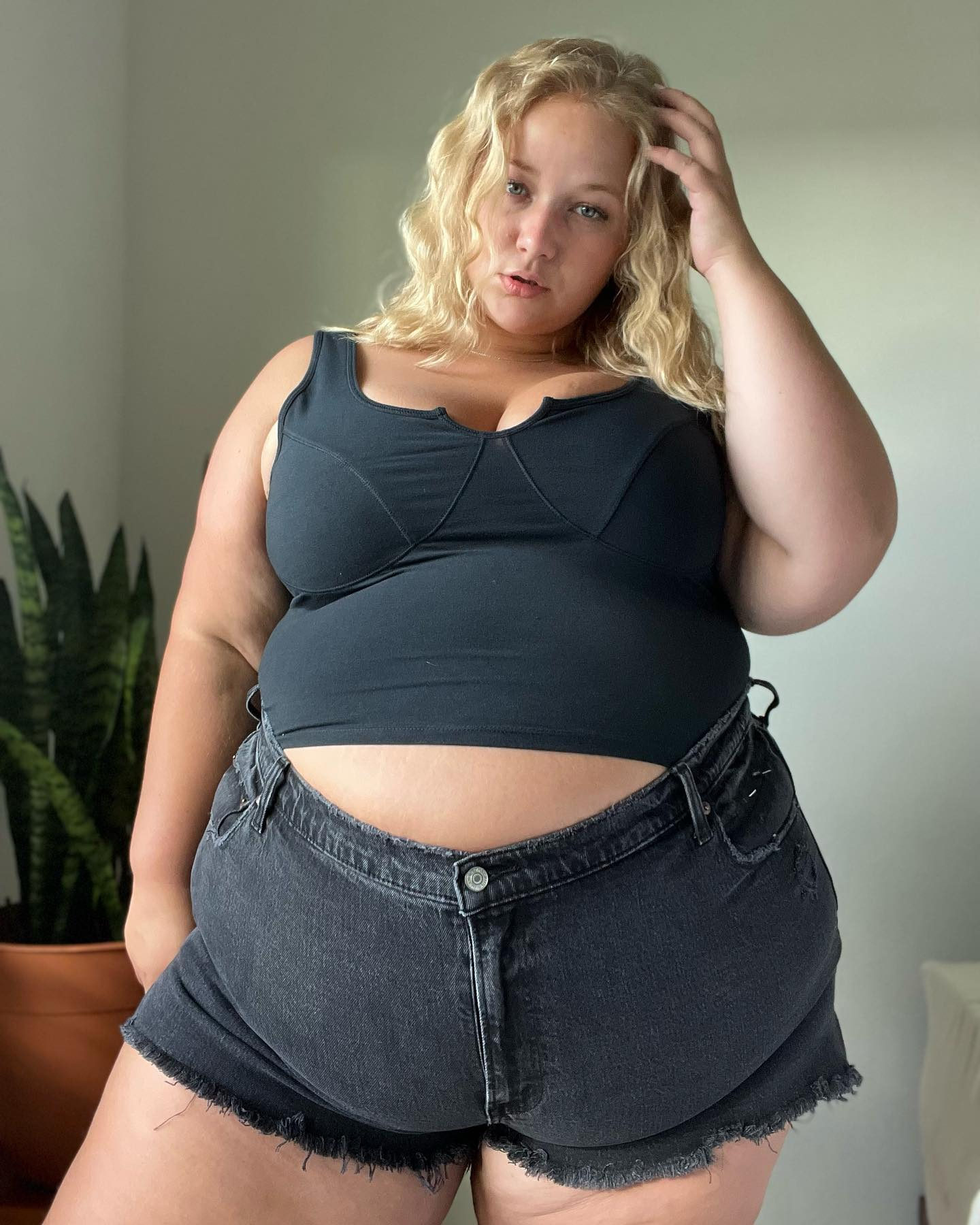Abercrombie: Δίχασε το διαδίκτυο νέα διαφήμιση με plus size μοντέλο – «Κανονικοποιεί την παχυσαρκία»