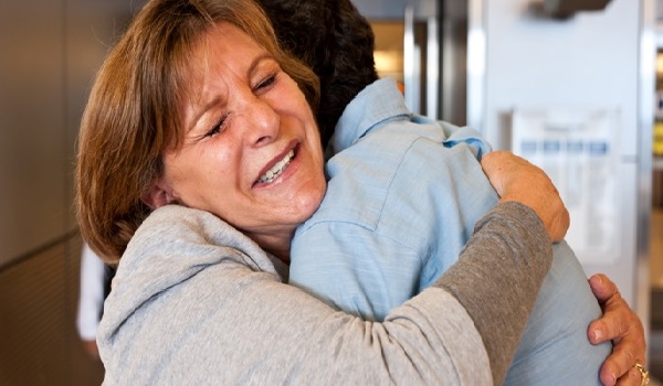 Τα άγνωστα οφέλη της αγκαλιάς: 8 λόγοι να έρθουμε κοντά