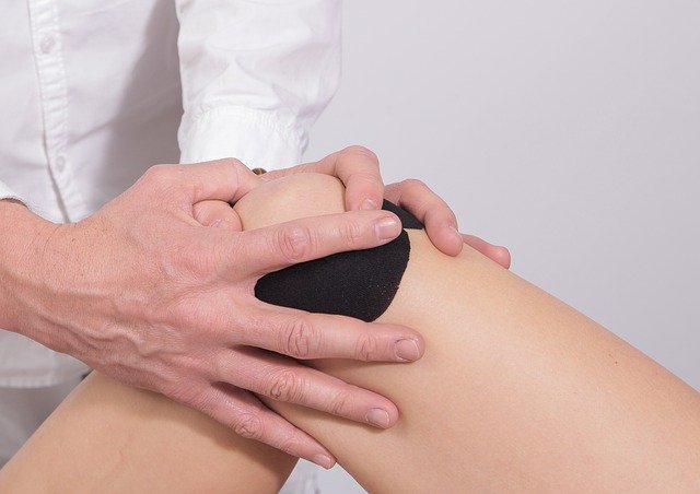 Πόνοι στα γόνατα: 5 τρόποι να τους μειώσετε
