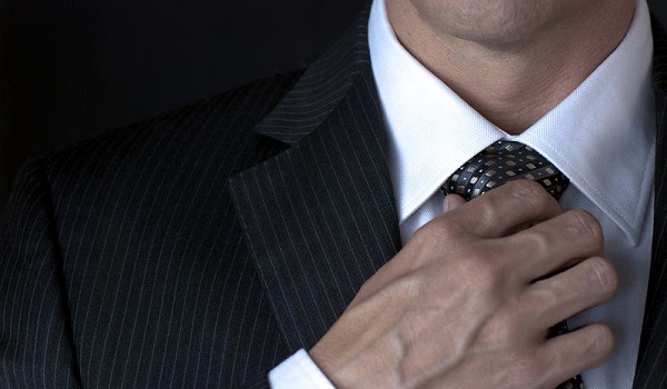 Σφιχτή γραβάτα: Ο σοβαρός κίνδυνος για την υγεία των ανδρών