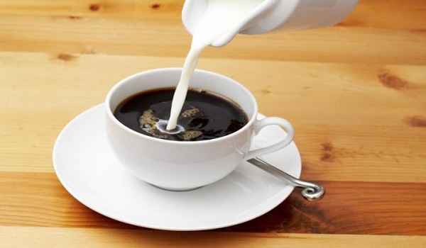 Αν βάζεις γάλα στον καφέ σου, ιδού τρεις λόγοι να το ξανασκεφτείς