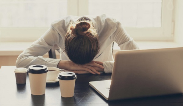 Νιώθετε συχνά κούραση όλη την ημέρα: 10 πιθανοί λόγοι υγείας