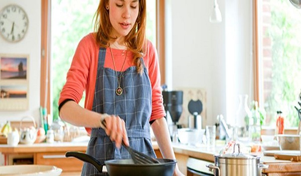 Oι 3 τρόποι για να αφαιρέσετε τη μυρωδιά του καμένου λαδιού από την κουζίνα