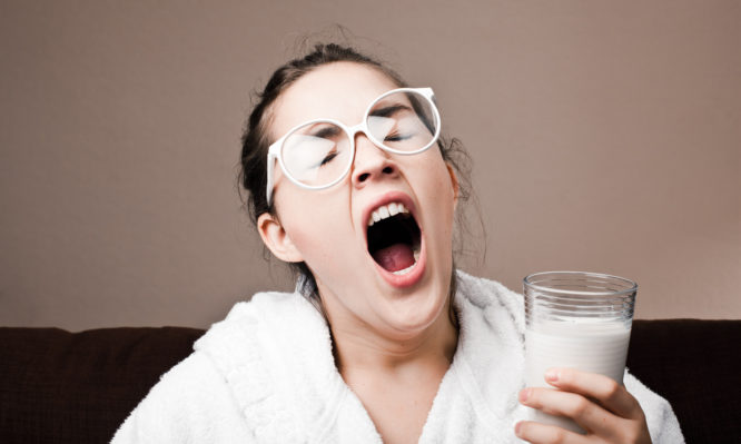 Πίνεις γάλα πριν τον ύπνο; Τι δείχνουν οι νέες επιστημονικές έρευνες