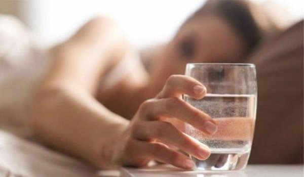 Τι θα συμβεί στον οργανισμό αν μόλις ξυπνάτε πίνετε ένα ποτήρι νερό