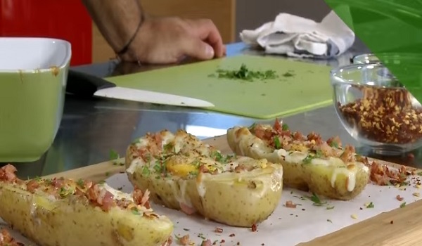 Πατάτες γεμιστές με αβγό και μπέικον