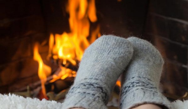 Έχετε συνεχώς κρύα πόδια; Δείτε τι σημαίνει για την υγεία σας
