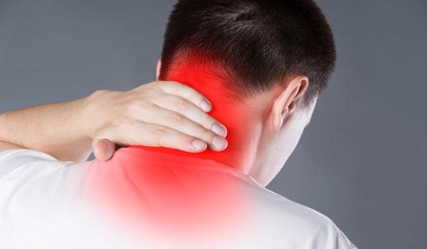 Πόνος στον αυχένα: Τι τον προκαλεί - Πώς να τον αντιμετωπίσετε