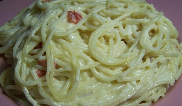 Σπαγγέτι με λευκή σάλτσα κόκκινης πιπεριάς