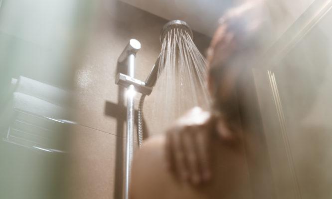 Τι παθαίνει το δέρμα αν κάνετε μπάνιο με πολύ ζεστό νερό ή πάνω από μια φορά την ημέρα