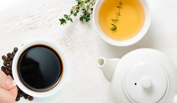Τι θα συμβεί στο σώμα μας αν πίνουμε μόνο καφέ και τσάι;