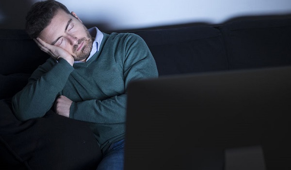 Σας παίρνει ο ύπνος μπροστά στην τηλεόραση; Η καρδιά σας κινδυνεύει