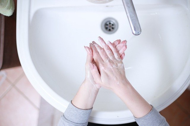 Γιατί μουλιάζουν τα χέρια στο νερό; Πότε να ανησυχήσετε