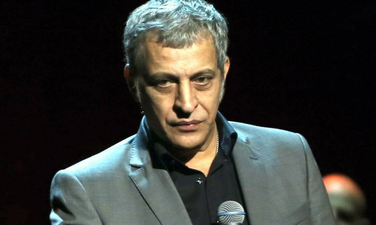 Θέμης Αδαμαντίδης για το ατύχημα στη σκηνή του J2US: Προτίμησα να πέσει το μικρόφωνο από το να πέσω εγώ