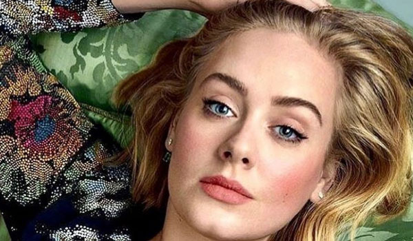 Adele: Αγνώριστη στη νέα φωτογραφία της μετά την απώλεια των κιλών