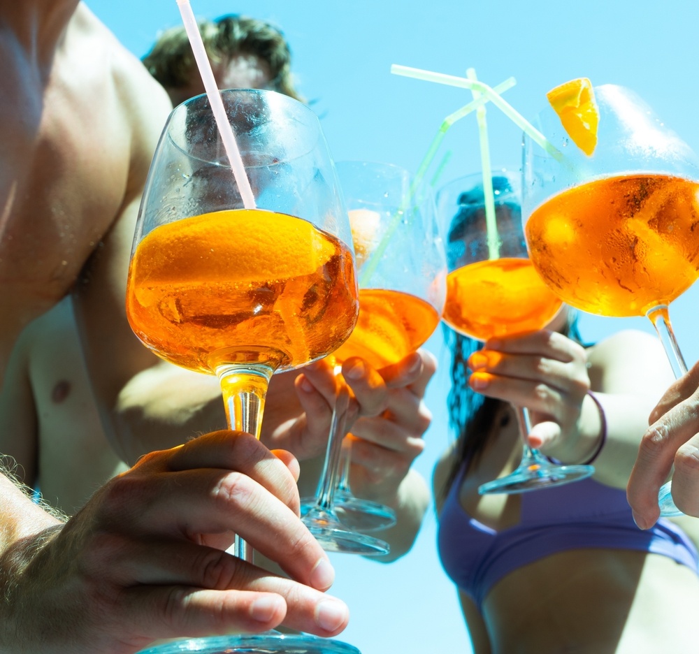 Αλκοόλ: Γιατί πρέπει να το αποφεύγουμε στην παραλία