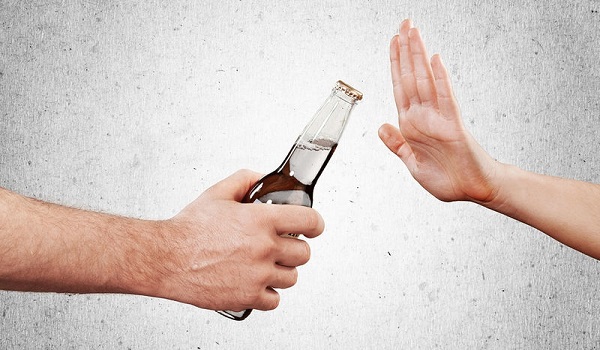 Παυσίπονα & αλκοόλ: Οι πιθανές επιπλοκές αν τα συνδυάσετε