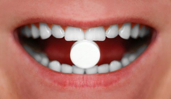Πώς η ασπιρίνη μπορεί να κλείσει τις τρύπες στα δόντια