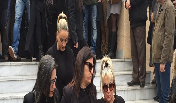 Παντελής Παντελίδης: Υποβασταζόμενη η μητέρα του, στο ετήσιο μνημόσυνο