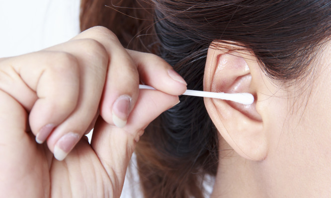 Το λάθος που κάνουμε στον καθαρισμό των αυτιών: Κίνδυνος για απώλεια ακοής!