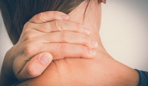 Πόνος στον αυχένα: Οι φυσικοί τρόποι για να ανακουφιστείτε