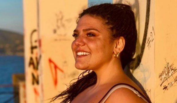 Δανάη Μπάρκα: Ποζάρει topless στην πισίνα και δηλώνει Μακριά από κομπλεξικούς
