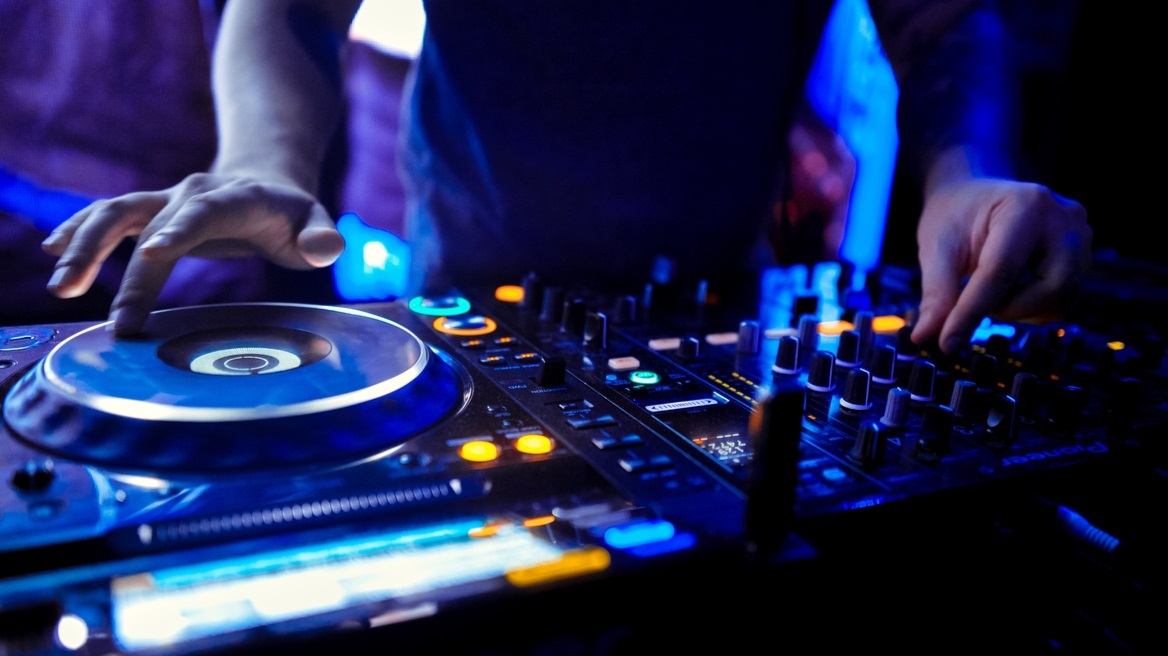 Γλυφάδα: Γνωστός DJ ξυλοκόπησε την πρώην του και δάγκωσε το αυτί του συντρόφου της