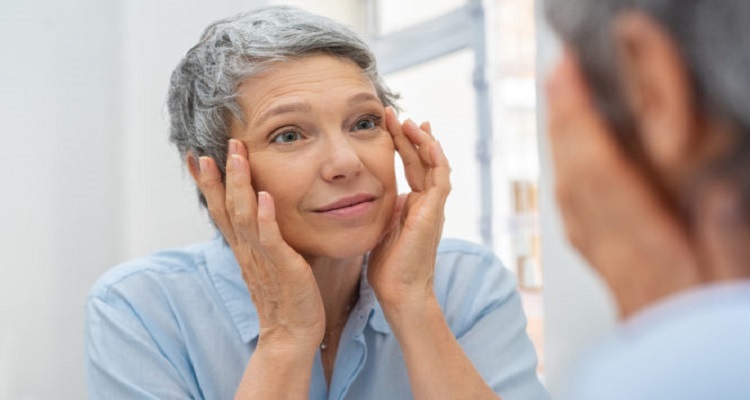 Εμμηνόπαυση: Εννέα αλλαγές που προκαλεί στο δέρμα