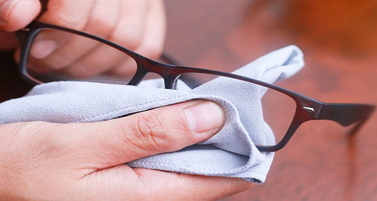 Πώς να αφαιρέσετε τις γρατζουνιές από τα γυαλιά σας