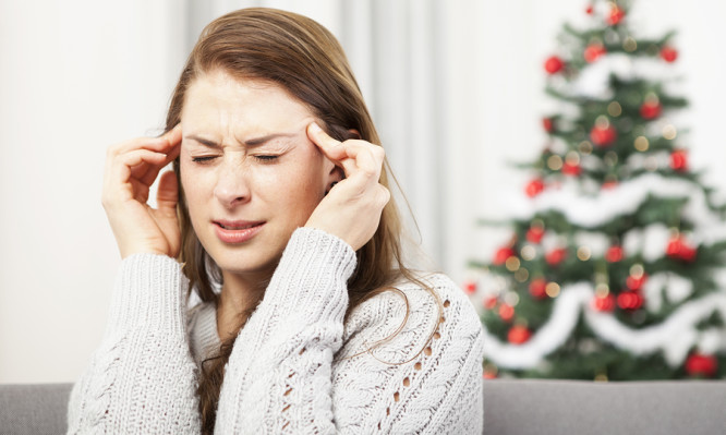 Πονοκέφαλος και ημικρανίες: Γιατί συμβαίνουν πιο συχνά τα Χριστούγεννα!