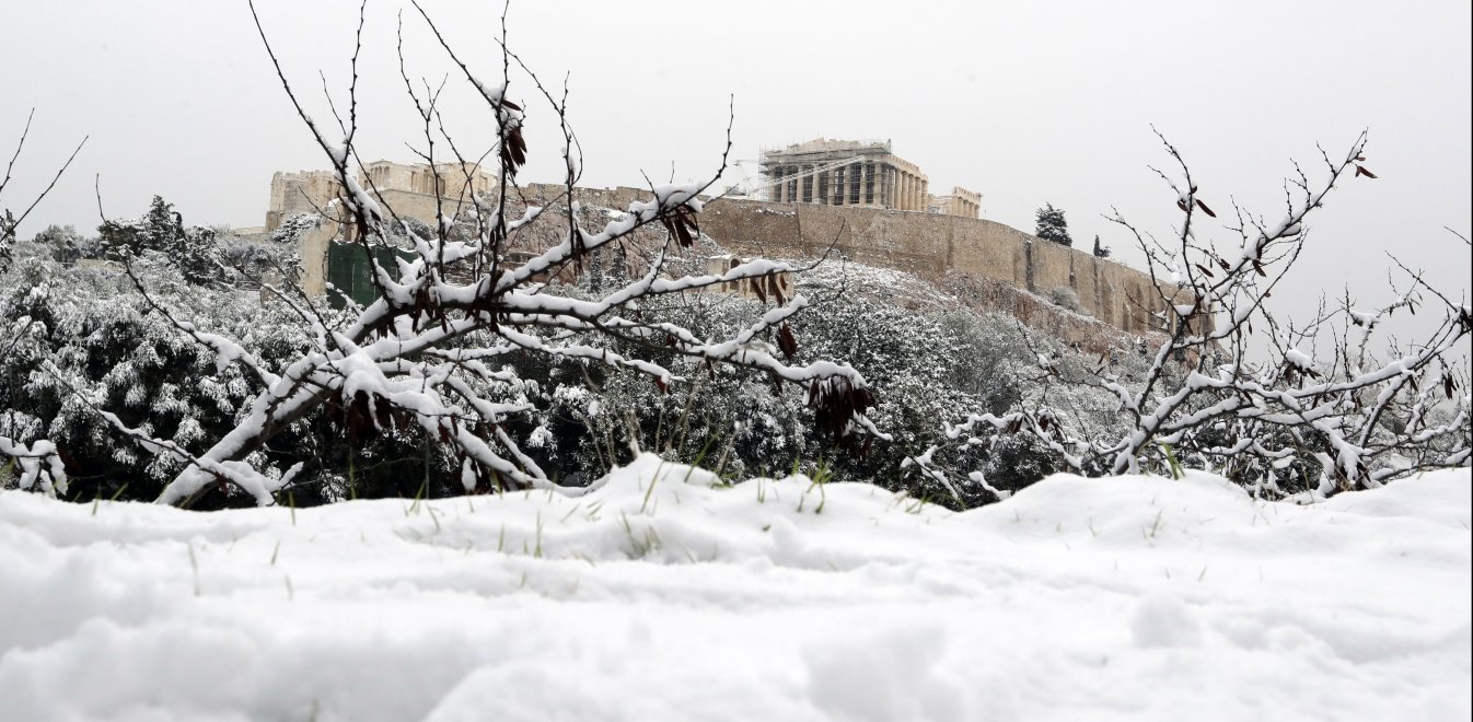 Εντυπωσιακές φωτογραφίες και βίντεο από τη χιονισμένη Αθήνα