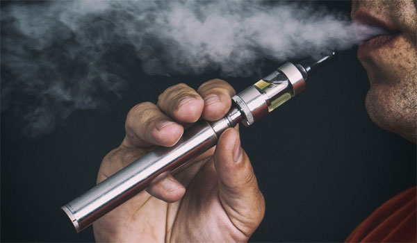 Ηλεκτρονικό τσιγάρο: Για θανατηφόρες τοξίνες προειδοποιεί το αγγλικό ΕΣΥ