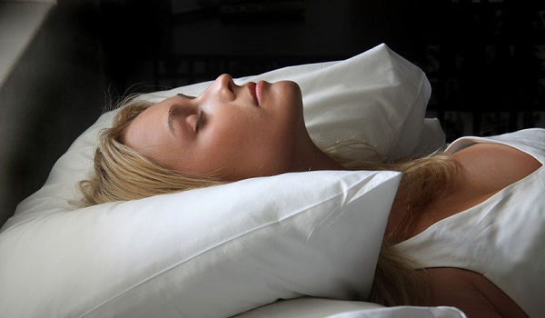 8 επιστημονικά αποδεδειγμένοι τρόποι για να κάψετε λίπος ενώ κοιμάστε