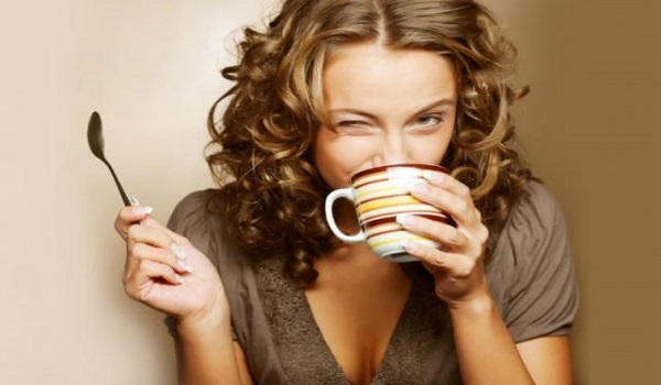 Τέσσερα μυστικά για να απολαμβάνετε τον καφέ χωρίς να βλάπτει το χαμόγελό σας
