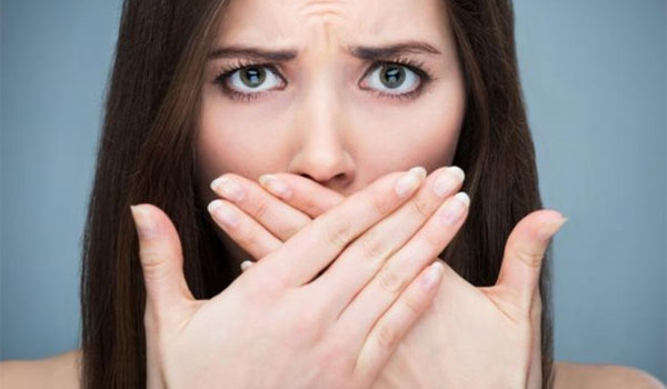 Κακοσμία στόματος: Αίτια και πέντε μυστικά για να μην μυρίζει το στόμα σας