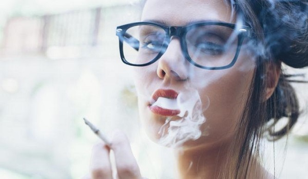 Κάπνισμα: Ποια σοβαρή πάθηση των ματιών προκαλεί
