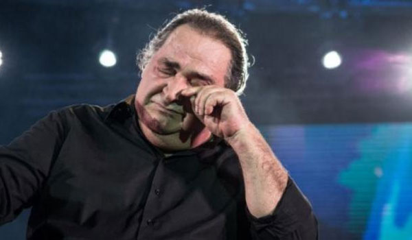 Βασίλης Καρράς: Συγκίνηση στο τελευταίο χειροκρότημα στο Κοκκινοχώρι – Οι τραγουδιστές που πήγαν να τον «αποχαιρετήσουν»