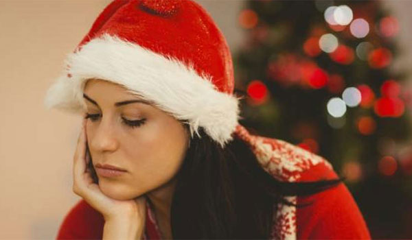 Χριστουγεννιάτικη κατάθλιψη: Τα συμπτώματα - καμπανάκι και οι τρόποι για να την νικήσετε