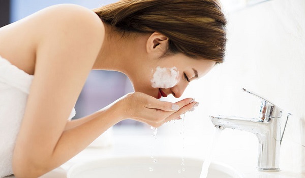 Καθαρισμός προσώπου: Πώς να πλένεις σωστά το δέρμα σου με νερό το πρωί