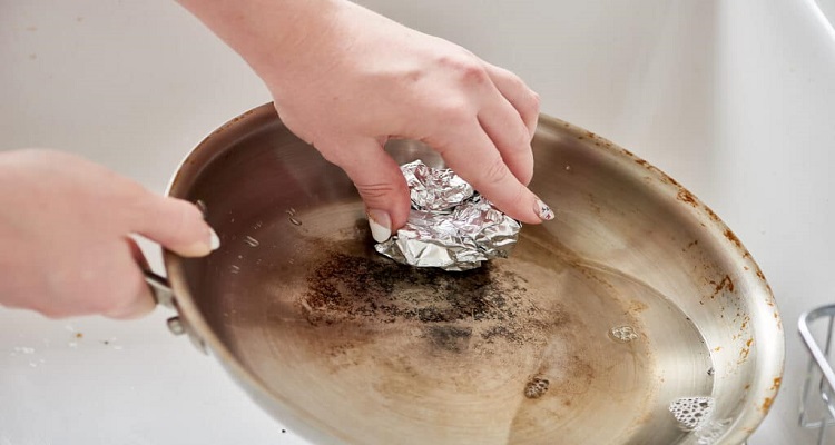 Οι 3 αποτελεσματικοί τρόποι για να καθαρίσουμε τις κατσαρόλες εξωτερικά