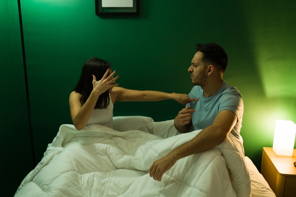 Αυτή η συνήθεια πριν από τον ύπνο μπορεί να θέσει σε κίνδυνο τη σχέση σας